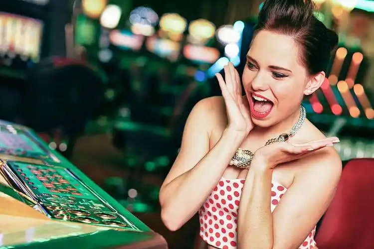 Antarmuka aplikasi liga mansion2 menampilkan jadwal PMPL Indonesia dan meja dealer langsung